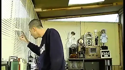 Papi Sabrina'ya günün fethini sunuyor