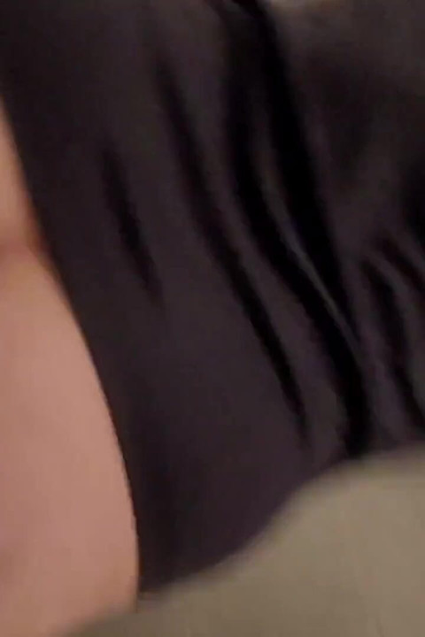 Ich habe meinen kollegen in einer öffentlichen toilette erwischt und ihn mit einem riesigen 30cm strapon in den arsch gefickt, pegged