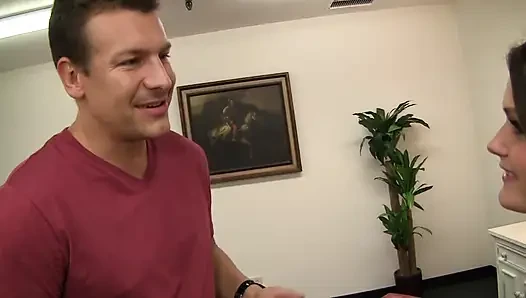 Abby Cross застукал падчерица и жестко трахнул ее мокрую киску