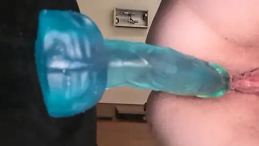 Yeni yastıklı orta yaşlı seksi kadın ile anal tek başına ev yapımı genç erkek avcısı yakın çekim