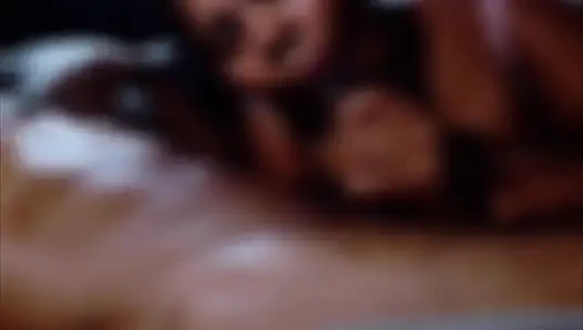 Колумбийская женушка в комнате сосет много камшота на лицо