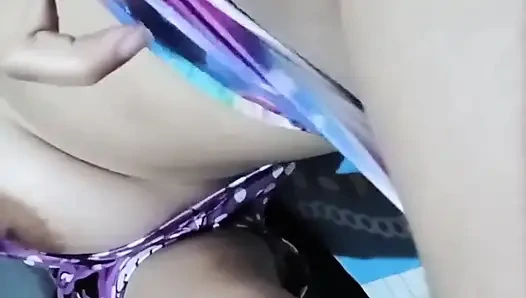 Tetanggaku ngirim video mesum untukku, termasuk besarnya