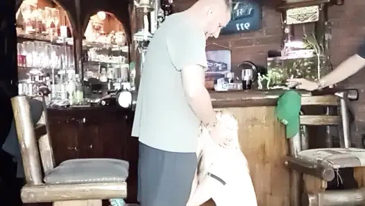 Meine freundin lutscht mich und der schwanz meines freundes kommt in den hals und auf titten