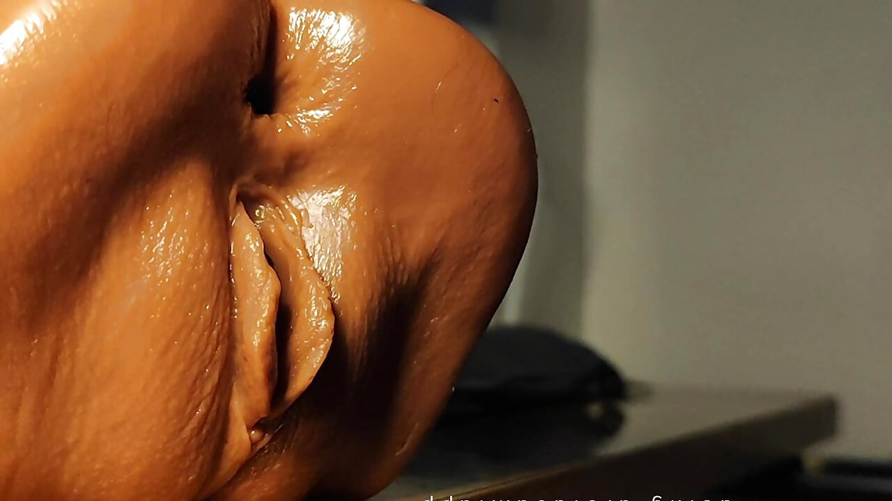 미끄럽고 윤활유의 톤으로 내 매우 사실적인 보지의 핫한 새로운 라이브 클로즈업 침투