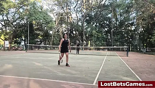 Fibromyalgie und Igor nehmen ihr strip-tennis-spiel draußen