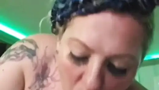 Slutty swinger nyepong beberapa kontol di klub malam