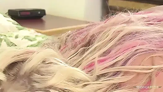 Блондинки-красотки объединились, чтобы позаботиться о пикере в тройничке