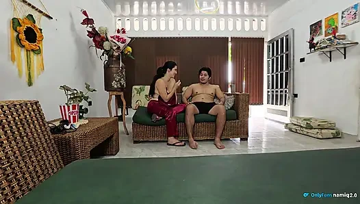 Üvey annemle eğlenceli bir oyun ve sert seks!