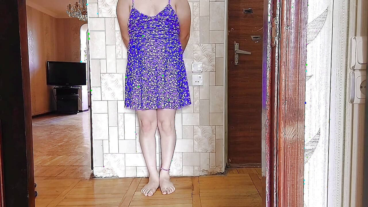 Slatki femboy igra se s pramenovima svilenkaste kose