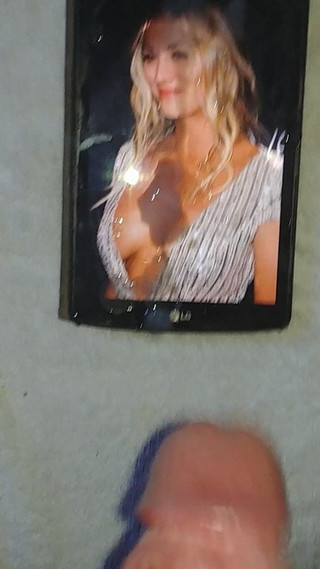 Kaley Cuoco cumtribute