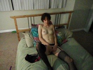 Schattig meisje stript en masturbeert
