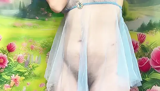 Perfekter körper trägt blaues kleid schön