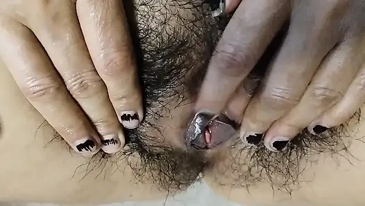 Desi aunty gardh may ungli dal Kar sex ka maza leya
