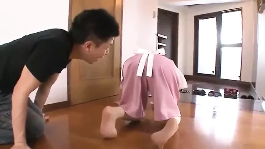 日本熟女女仆被2个室友干