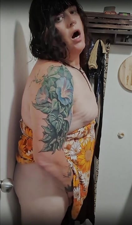 Trans sissy Thea sanja o treningu tate i pederčića