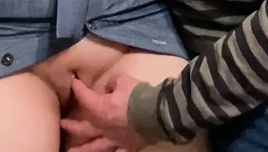 Edepsiz fantezi! Yaşlı sapık metroda mükemmel amcığını ovuyor