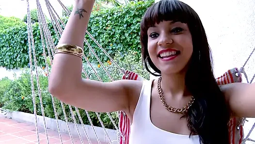 Kırmızı dudaklı sevimli esmer sürtük