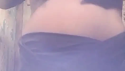 Ibu tiriku pamer toketnya sama aku sambil aku tonton