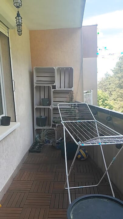 赤裸裸地掛著洗漱用品