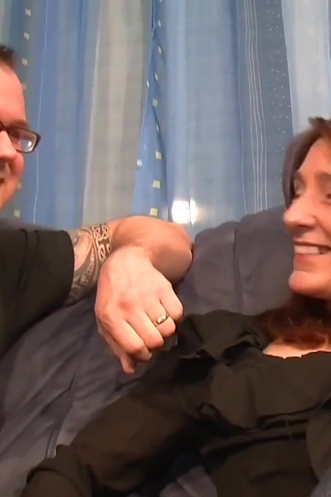 Seks bertiga miang pertama untuk dua suri rumah panas ini membawa mereka ke orgasme sengit