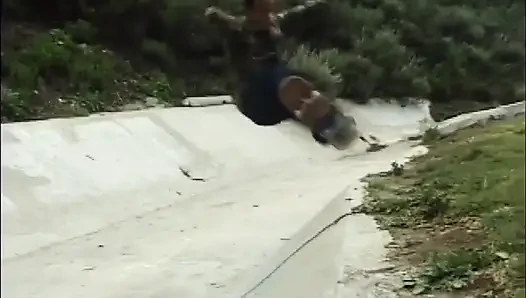 Cewek cebol di atas roda, bagian 1