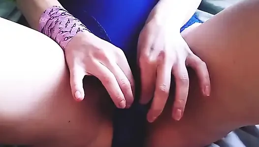 Cewek ini lagi asik nyepong dan ngentot memek sempitnya habis-habisan