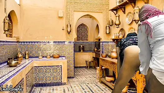 Саудовский муж и иранская жена шпилют на кухне