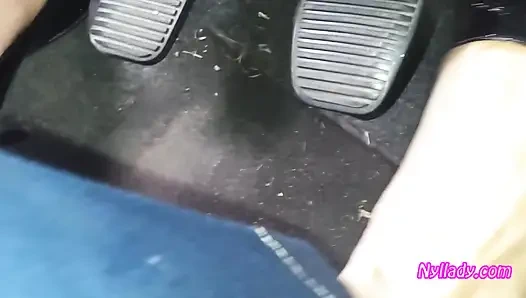 Вождение и реввинг в черных накачки босиком