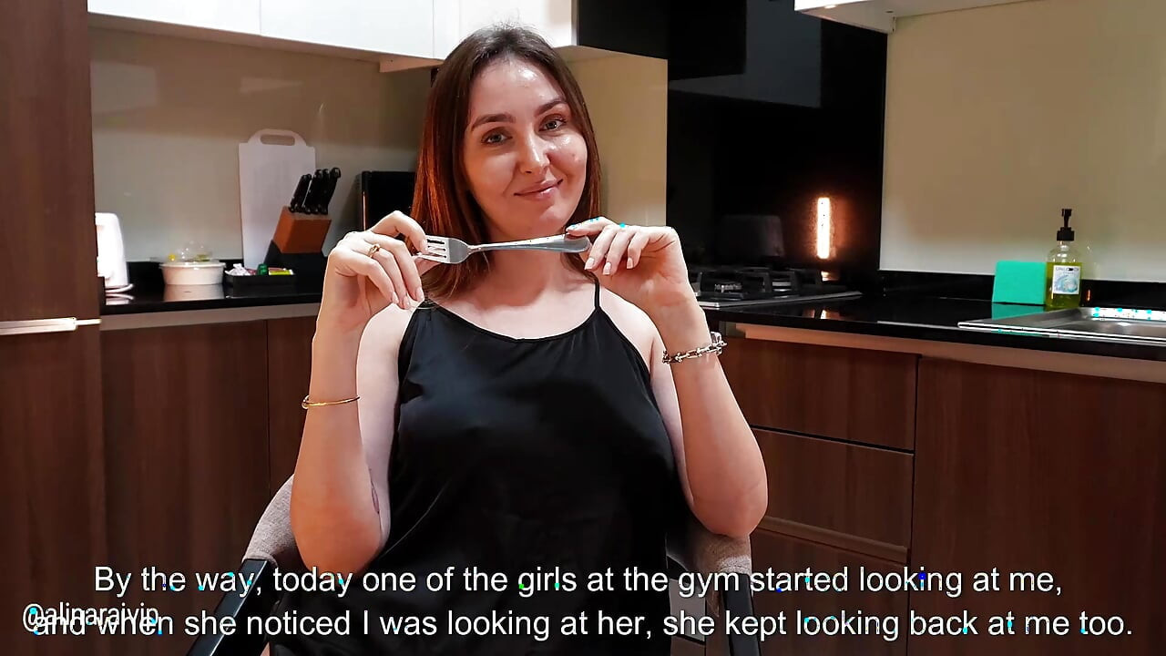 POV: Stiefmutter Gibt Mir Einen Geheimen Blowjob in Der Küche, Nachdem Ich Meinen Schwanz Unter Dem Tisch Anstarrte