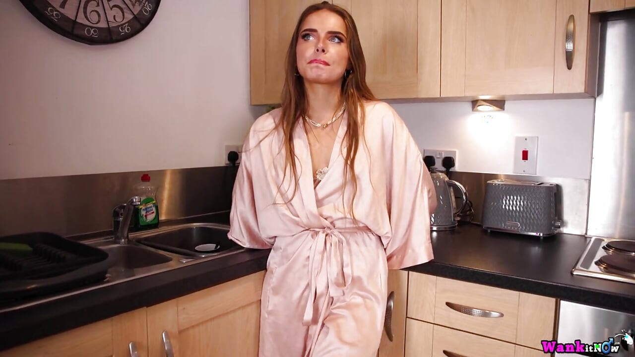 Lola elle用她的曲线和肮脏的挑逗逼你释放