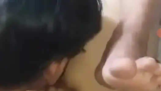 Cewek ini puas banget sama aku. Dia senang banget ngajak dia fisting dan jilat memeknya di saat yang bersamaan