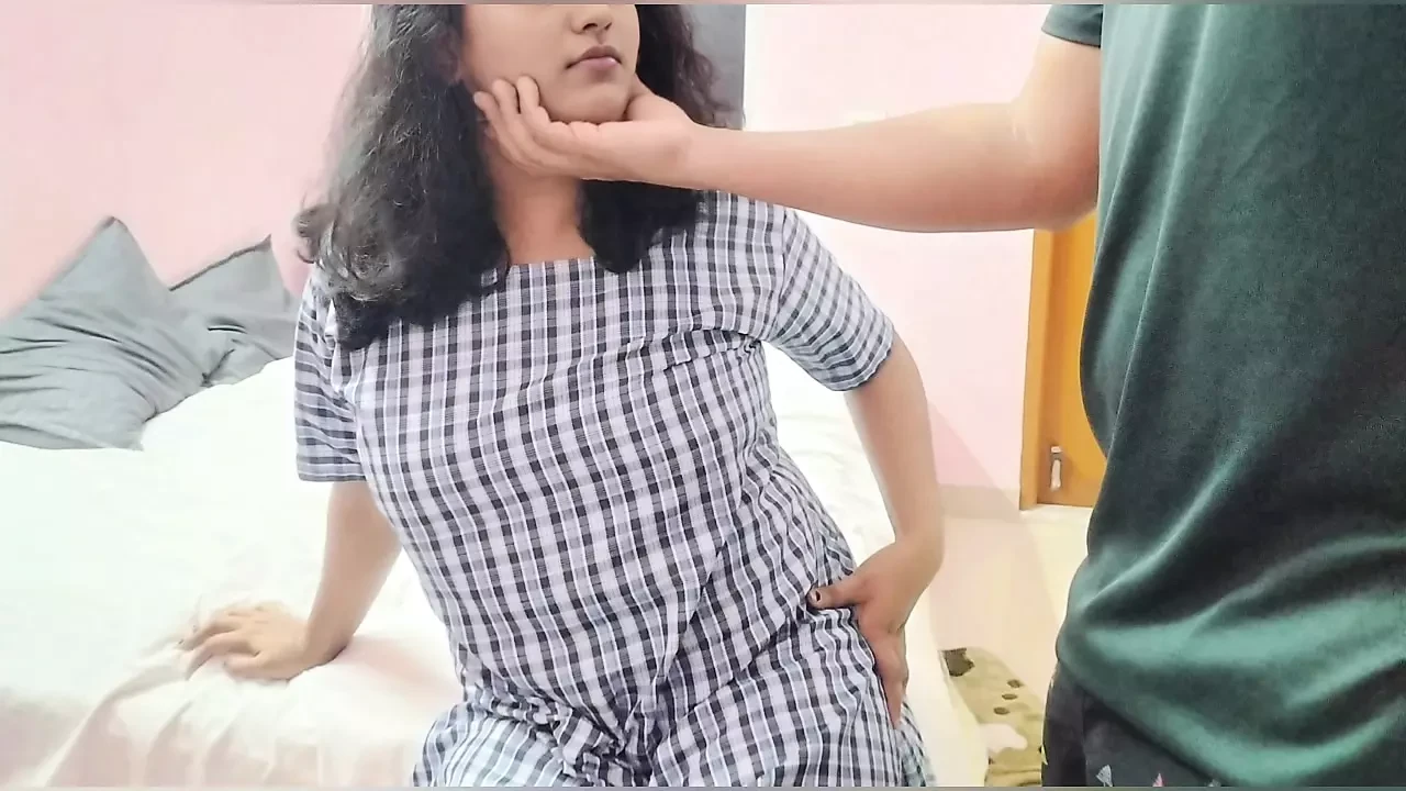 Chủ nhà bắt gặp cô ấy móc cua, tiền thuê nhà của cô ấy cũng đến hạn