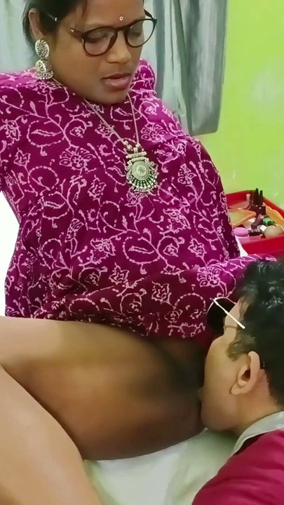 Tamil sundar prophesar sudha prinsipal ke saath chupke se chudaee kar rahi hai | klip 1