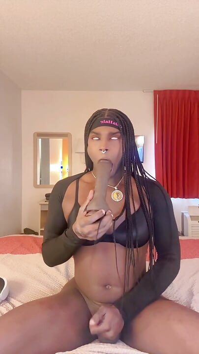 Lepa EBONI TS puši VELIKI CRNI KURAC DILDO