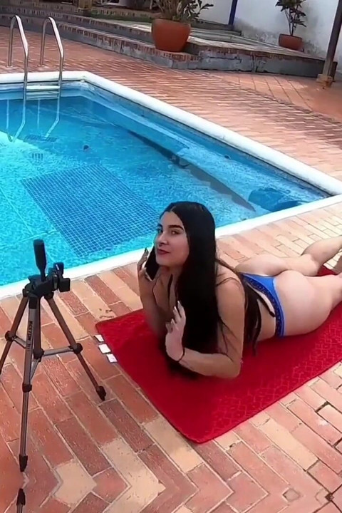 Khiêu Vũ Tôn Sùng Với Một Ass Lớn Trinh Nữ Latina