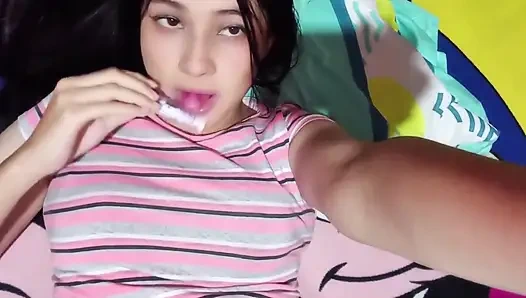 Stiefmutter teilt bett mit stiefsohn: frecher spaß in der nacht! (echt selbstgedreht)