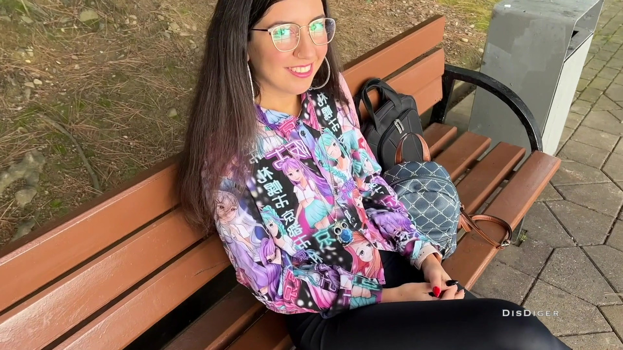 在街上捡到一个美眉，操了她，还戴上了她的眼镜