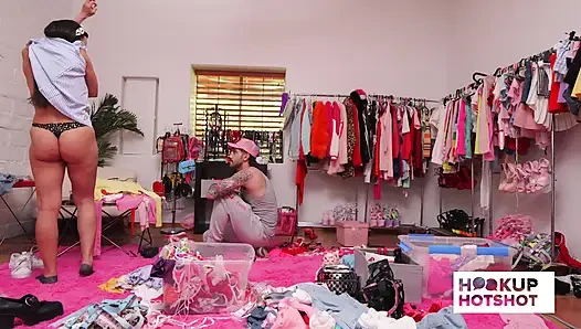 Bts - Sasha Pearl flörtöz bir fotoğraf çekimi sırasında sürtük bir görünüm model ediyor!