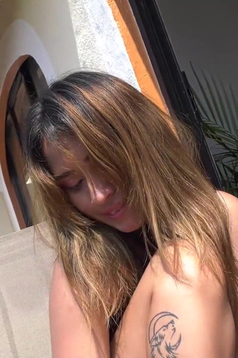 Ateşli olmak için kahverengi ayaklar üzerime püskürtülür