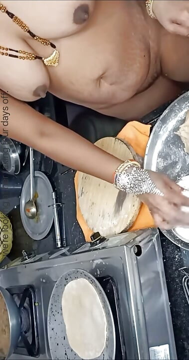 Devar je uhvatio bhabhi dok je pravila rotije i nežno je umirio, a zatim joj gurnuo kurac u usta