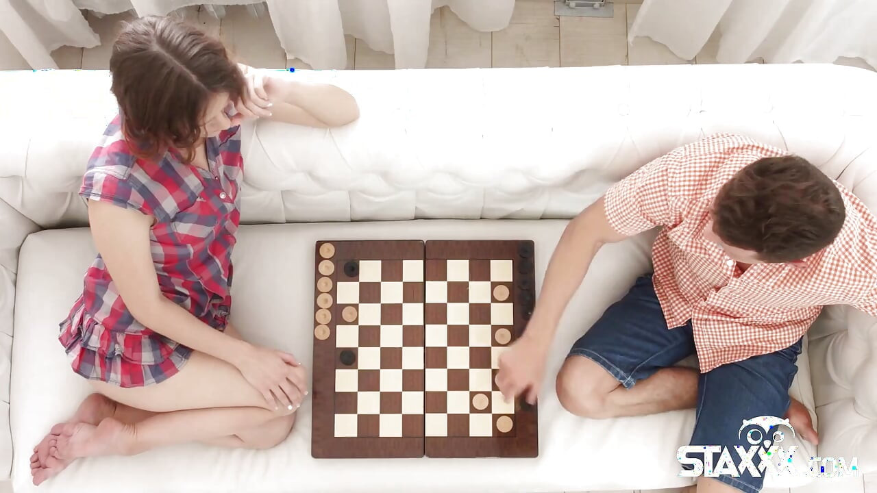 Een spelletje checkers wordt sexy voor tiener