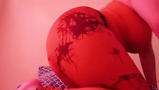Cewek sange ini lagi asik muasin memeknya pakai dildo sampai lubangnya menganga lebar