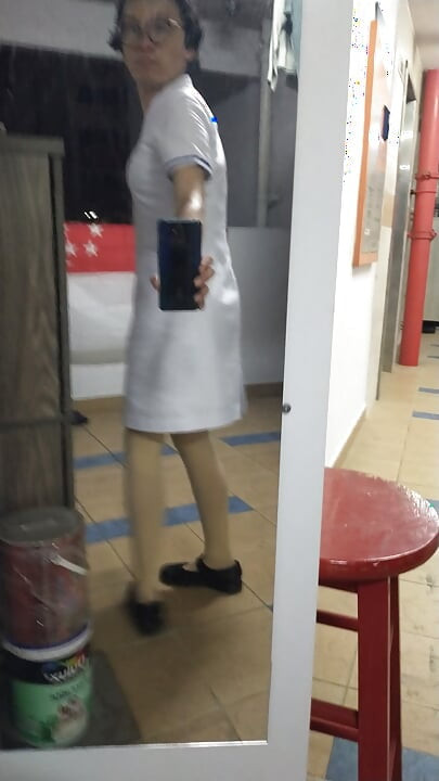 มาสวมชุดพยาบาล Singhealth ของคนอื่น ถุงน่อง และรองเท้า