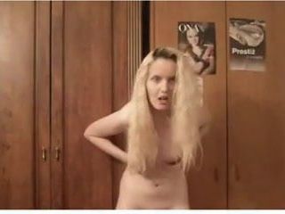 Zabawna blondynka odbija małe cycki przed kamerą internetową