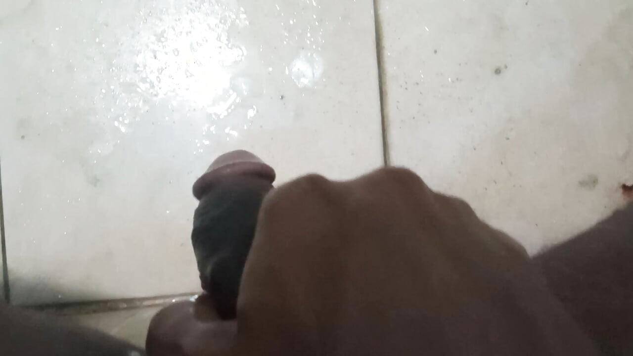 วิดีโอมือสมัครเล่นของจริงสนุกในห้องน้ําเดี่ยว