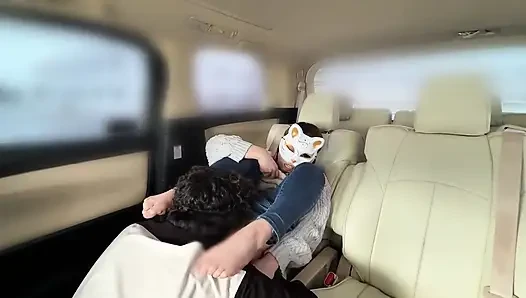 İşe gitmeden önce ikisi arasında araba seks ilişkisi oluyor