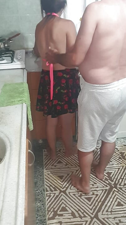 Usahaku untuk memuaskan pacarku saat dia lagi bersih-bersih dapur.