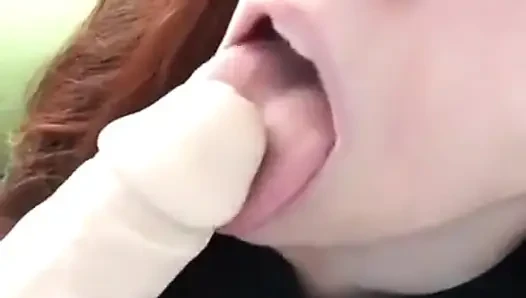 Cewek culung rambut merah lagi asik nyepong dan ngentot memek beceknya pakai dildo ukuran XL