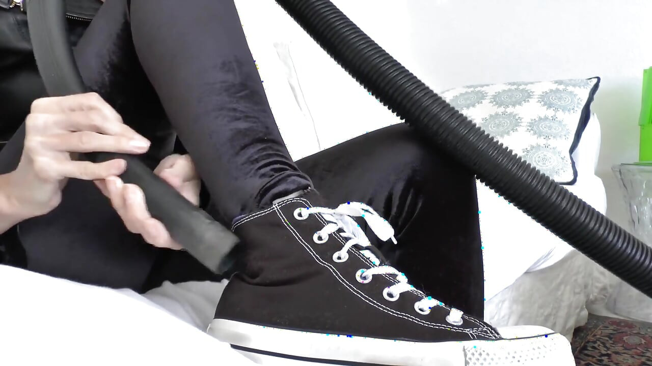 Vacuum Dusty Sneakers dan kemudian pancut pada mereka! SUDUT PANDANGAN PERTAMA, JOI, Lady Victoria Valente