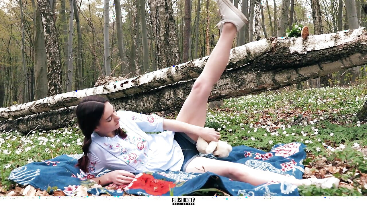 Meggy forest nymph, vajinada cam dildo ve oyuncak ayı